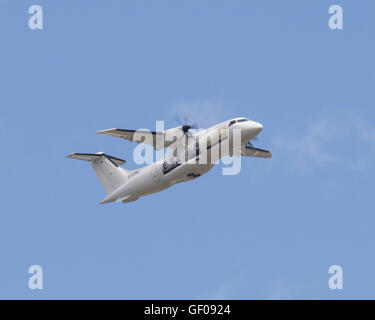 Dornier 328 Twin Turbo-Prop Flugzeuge Registrierung D-CTRJ fliegen auf der Farnborough International Air Show 2016 Stockfoto