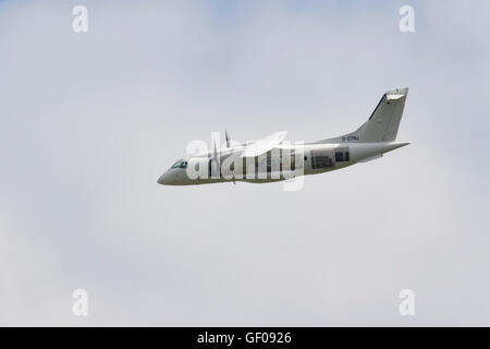 Dornier 328 Twin Turbo-Prop Flugzeuge Registrierung D-CTRJ fliegen auf der Farnborough International Air Show 2016 Stockfoto