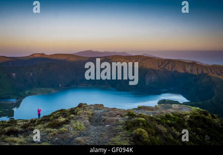 Frau Reisenden stehen am Rand und die Bilder von der wunderschönen vulkanischen Kratersee Lagoa Fogo (Feuer La Stockfoto