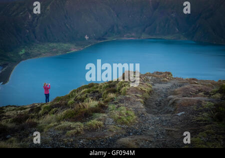 Frau Reisenden stehen am Rand und die Bilder von der wunderschönen vulkanischen Kratersee Lagoa Fogo (Feuer La Stockfoto