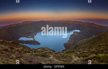 Atemberaubend schöne vulkanische Kratersee Lagoa Fogo (Fire Lake), Sao Miguel, Azoren, Portugal. Stockfoto