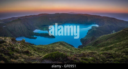 Atemberaubend schöne vulkanische Kratersee Lagoa Fogo (Fire Lake), Sao Miguel, Azoren, Portugal. Stockfoto