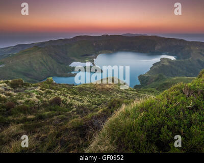 Atemberaubend schöne vulkanische Kratersee Lagoa Fogo (Fire Lake), Sao Miguel, Azoren, Portugal. Stockfoto