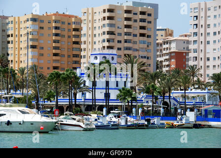 Yachten und Fischerboote im Hafen von Estepona, Provinz Malaga, Andalusien, Spanien, Westeuropa. Stockfoto