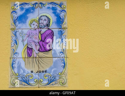 Porzellan-Plakette, die Darstellung der Heiligen Familie an der Wand über der Tür in der Stadt Ponta Delgada in Sao Miguel, Azoren, Portugal Stockfoto