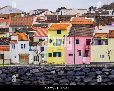 Bunte Häuser an der Küste in Ponta Delgada, Sao Miguel, Azoren, Portugal Stockfoto