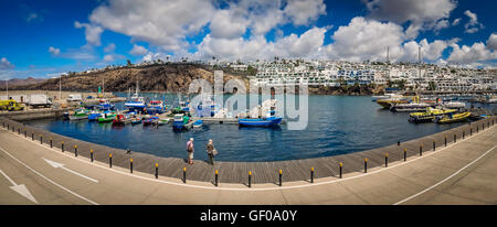 Panoramablick über den Hafen in Puerto del Carmen in Lanzarote Kanarische Inseln, Spanien. Bild 19. April 2016. Stockfoto