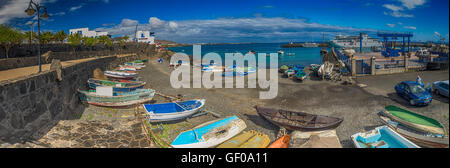 Bunte Boote in einem Hafen in Playa Blanca, Lanzarote, Kanarische Inseln, Spanien. Bild 19. April 2016 Stockfoto