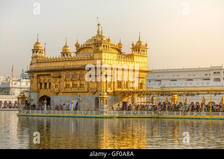 Amritsar, Indien - 29. März 2016: Golden Temple (Harmandir Sahib) in Amritsar, Punjab, Indien Stockfoto