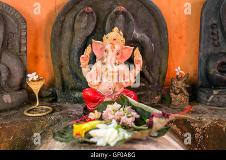 Kleine goldene Ganesha mit angeboten in Indien Stockfoto