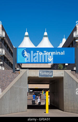 Denver, Colorado - Passagiere Spaziergang vom Parkplatz zum Terminal am Denver International Airport. Stockfoto