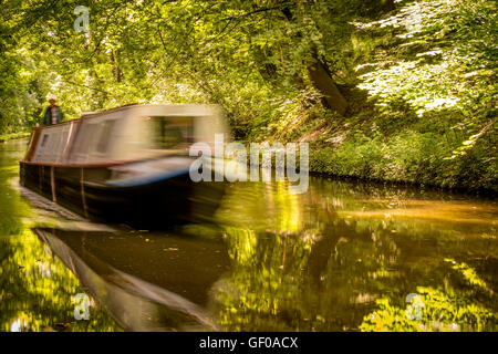 Ein Lastkahn Umzug entlang der Shropshire Union canal Stockfoto