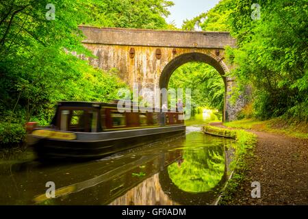 Ein Lastkahn Umzug entlang der Shropshire Union canal Stockfoto