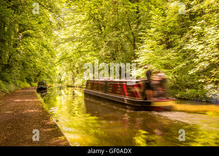 Ein Lastkahn Umzug entlang der Shropshire Union canal Stockfoto