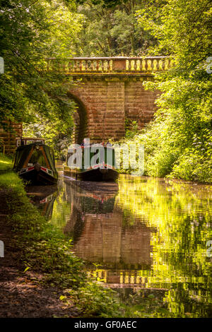 Ein Lastkahn Umzug entlang der Shropshire Union canal Stockfoto