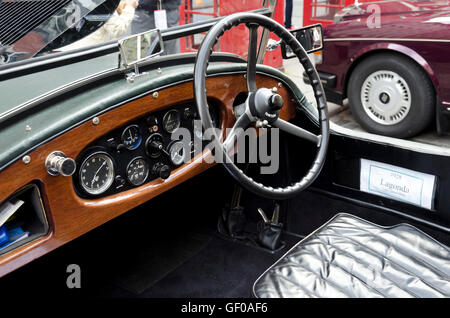 Das Dashboard (Systemsteuerung) 1928 Lagonda Sportwagen auf dem Display in der Royal Mile, Edinburgh. Stockfoto