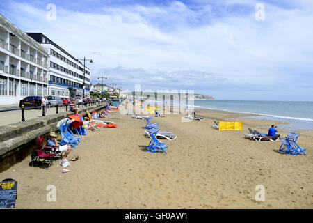 Sandown, Isle Of Wight, UK. 21. Juni 2016.  Urlauber genießen Sie den Sand und das Meer auf den Strand und das Meer. Stockfoto