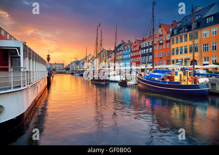 Kopenhagen, Nyhavn Kanal. Bild von Nyhavn Kanal in Kopenhagen bei Sonnenuntergang. Stockfoto