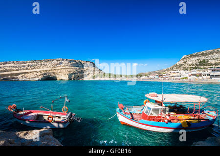 Matala Strand auf Kreta, Griechenland. Es gibt viele Höhlen in der Nähe des Strandes. Stockfoto