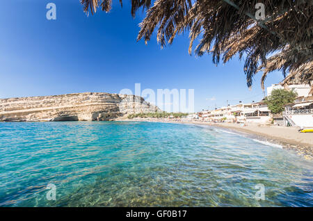 Matala Strand auf Kreta, Griechenland. Es gibt viele Höhlen in der Nähe des Strandes. Stockfoto