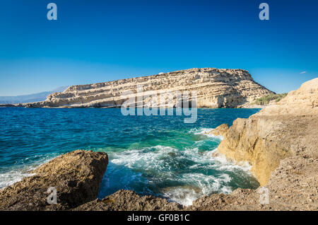 Matala Strand auf Kreta, Griechenland. Es gibt viele Höhlen in der Nähe des Strandes. Stockfoto