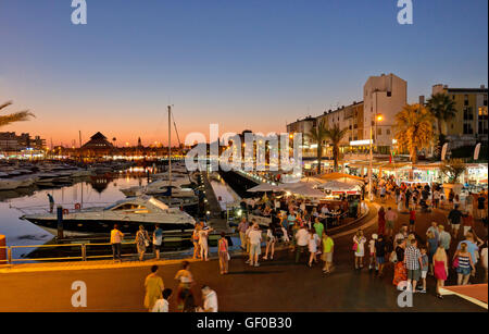 Vilamoura Marina bei Einbruch der Dunkelheit, der Algarve, Portugal Stockfoto