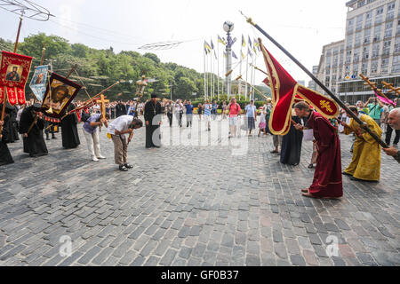 Kiew, Ukraine. 27. Juli 2016. Ukrainische orthodoxe Gläubige, Priester, Mönche besuchen einen Religion März organisiert von der ukrainischen orthodoxen Kirche des Moskauer Patriarchats. Gläubige, die begonnen haben, einen Kurs von Swjatogorsker Kloster in der Ostukraine und von Potschajew Kloster im Westen des Landes, trafen sich am Europaplatz in Kiew. Die wichtigsten Feierlichkeiten fand am Vladimirs Hügel in der Mitte von Kiew. Bildnachweis: Oleksandr Uwe/Pacific Press/Alamy Live-Nachrichten Stockfoto