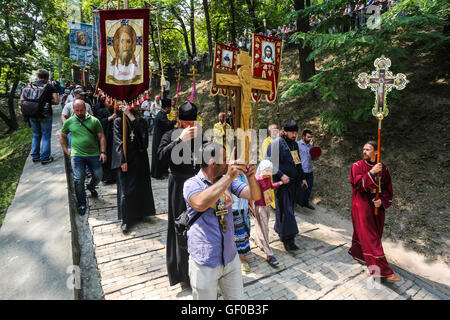 Kiew, Ukraine. 27. Juli 2016. Ukrainische orthodoxe Gläubige, Priester, Mönche besuchen einen Religion März organisiert von der ukrainischen orthodoxen Kirche des Moskauer Patriarchats. Gläubige, die begonnen haben, einen Kurs von Swjatogorsker Kloster in der Ostukraine und von Potschajew Kloster im Westen des Landes, trafen sich am Europaplatz in Kiew. Die wichtigsten Feierlichkeiten fand am Vladimirs Hügel in der Mitte von Kiew. Bildnachweis: Oleksandr Uwe/Pacific Press/Alamy Live-Nachrichten Stockfoto