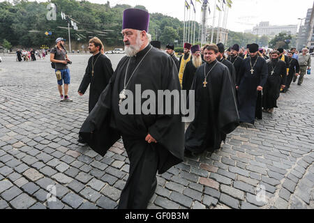 Kiew, Ukraine. 27. Juli 2016. Ukrainische orthodoxe Gläubige, Priester, Mönche besuchen einen Religion März organisiert von der ukrainischen orthodoxen Kirche des Moskauer Patriarchats. Gläubige, die begonnen haben, einen Kurs von Swjatogorsker Kloster in der Ostukraine und von Potschajew Kloster im Westen des Landes, trafen sich am Europaplatz in Kiew. Die wichtigsten Feierlichkeiten fand am Vladimirs Hügel in der Mitte von Kiew. Bildnachweis: Oleksandr Uwe/Pacific Press/Alamy Live-Nachrichten Stockfoto