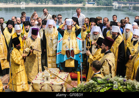 Kiew, Ukraine. 27. Juli 2016. Der Primas der ukrainischen orthodoxen Kirche des Moskauer Patriarchats, Metropolitan von Kiew und alle Ukraine Onufry segnet Gläubige während einer feierlichen Gottesdienst. Ukrainische orthodoxe Gläubige, Priester, Mönche besuchen einen Religion März organisiert von der ukrainischen orthodoxen Kirche des Moskauer Patriarchats. Die wichtigsten Feierlichkeiten fand am Vladimirs Hügel in der Mitte von Kiew. Bildnachweis: Oleksandr Uwe/Pacific Press/Alamy Live-Nachrichten Stockfoto