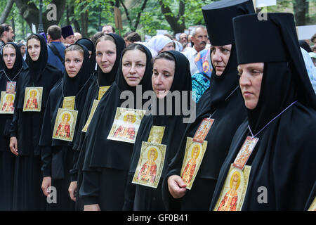 Kiew, Ukraine. 27. Juli 2016. Ukrainische orthodoxe Gläubige, Priester, Mönche besuchen einen Religion März organisiert von der ukrainischen orthodoxen Kirche des Moskauer Patriarchats. Gläubige, die begonnen haben, einen Kurs von Swjatogorsker Kloster in der Ostukraine und von Potschajew Kloster im Westen des Landes, trafen sich am Europaplatz in Kiew. Die wichtigsten Feierlichkeiten fand am Vladimirs Hügel in der Mitte von Kiew. Bildnachweis: Oleksandr Uwe/Pacific Press/Alamy Live-Nachrichten Stockfoto