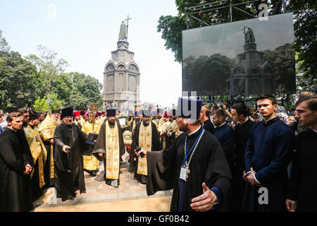 Kiew, Ukraine. 27. Juli 2016. Ukrainische orthodoxe Gläubige, Priester, Mönche besuchen einen Religion März organisiert von der ukrainischen orthodoxen Kirche des Moskauer Patriarchats. Gläubige, die begonnen haben, einen Kurs von Swjatogorsker Kloster in der Ostukraine und von Potschajew Kloster im Westen des Landes, trafen sich am Europaplatz in Kiew. Die wichtigsten Feierlichkeiten fand am Vladimirs Hügel in der Mitte von Kiew. Bildnachweis: Oleksandr Uwe/Pacific Press/Alamy Live-Nachrichten Stockfoto