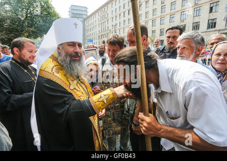 Kiew, Ukraine. 27. Juli 2016. Ukrainische orthodoxe Gläubige, Priester, Mönche besuchen einen Religion März organisiert von der ukrainischen orthodoxen Kirche des Moskauer Patriarchats. Gläubige, die begonnen haben, einen Kurs von Swjatogorsker Kloster in der Ostukraine und von Potschajew Kloster im Westen des Landes, trafen sich am Europaplatz in Kiew. Die wichtigsten Feierlichkeiten fand am Vladimirs Hügel in der Mitte von Kiew. Bildnachweis: Oleksandr Uwe/Pacific Press/Alamy Live-Nachrichten Stockfoto