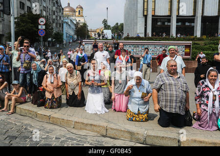 Kiew, Ukraine. 27. Juli 2016. Ukrainische orthodoxe Gläubige, Priester, Mönche besuchen einen Religion März organisiert von der ukrainischen orthodoxen Kirche des Moskauer Patriarchats. Heilige Prozessionen des Moskauer Patriarchats Gläubigen begann früher, im 4. Juli 2016 und zeitlich auf den Tag der Christianisierung der Kiewer Rus und 1000 Jahre alten Mönche auf dem Heiligen Berg Athos. Bildnachweis: Oleksandr Uwe/Pacific Press/Alamy Live-Nachrichten Stockfoto