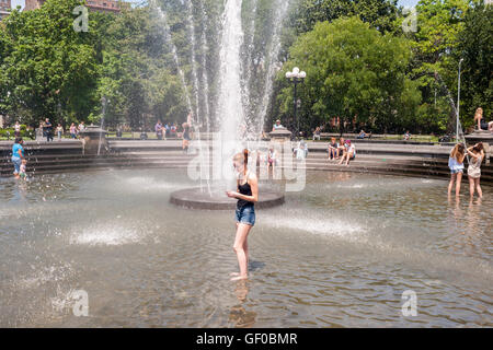 New Yorker und Besucher genießen den Brunnen im Washington Square Park in Greenwich Village in New York auf Montag, 25. Juli 2016. Temperaturen werden voraussichtlich in den 90er Jahren F mit übermäßiger Feuchtigkeit für Gewitter am späten Nachmittag brechen. Die Stadt hat eine beratende Hitze mit Kühlung Zentren in den fünf Boroughs ausgestellt. (© Richard B. Levine) Stockfoto