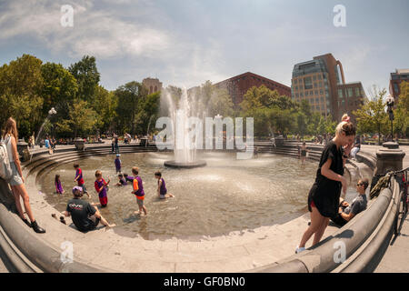 New Yorker und Besucher genießen den Brunnen im Washington Square Park in Greenwich Village in New York auf Montag, 25. Juli 2016. Temperaturen werden voraussichtlich in den 90er Jahren F mit übermäßiger Feuchtigkeit für Gewitter am späten Nachmittag brechen. Die Stadt hat eine beratende Hitze mit Kühlung Zentren in den fünf Boroughs ausgestellt. (© Richard B. Levine) Stockfoto