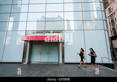Der Leerstand im GM-Gebäude in New York, ehemals der FAO Schwarz untergebracht, speichern auf Dienstag, 26. Juli 2016. Under Armour angekündigt, dass es 53.000 qm in den Raum, um einen Flagship-Store öffnen, sobald 2018 dauern wird. Das kündigte zudem an, dass es durch Kohls im Wettbewerb mit Nike trägt bereits das Kaufhaus zu verteilen.   (© Richard B. Levine) Stockfoto