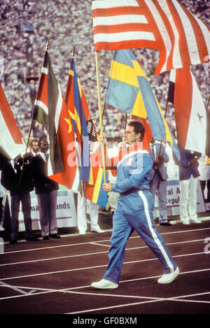 Ed Burke ist Fahnenträger für US-Team während der Eröffnungsfeier am Olympischen Spiele 1984 in Los Angeles. Stockfoto