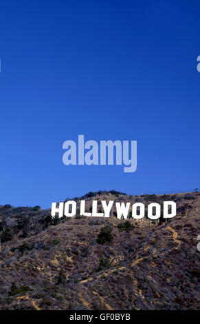 Den berühmten Hollywood-Schriftzug in den Hollywood Hills über Los Angeles, CA