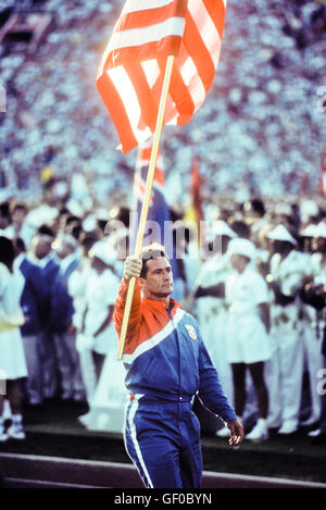 Ed Burke ist Fahnenträger für US-Team während der Eröffnungsfeier am Olympischen Spiele 1984 in Los Angeles. Stockfoto