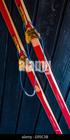 Nahaufnahme von alten antiken rotes X Land Himmel hängen an der Wand B & B Lodge in der Nähe von Lillehammer, Norwegen, gehen mehr Romsdal Stockfoto