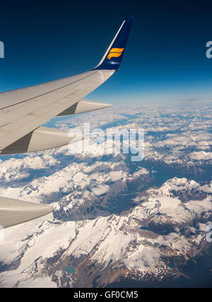 Luftaufnahme von schneebedeckten Bergen über Calgary, Kanada Stockfoto