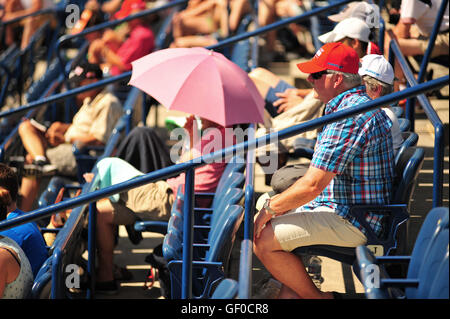 Die Zuschauer in der Sonne an den 2016 Rogers Cup statt in der Toronto Aviva Center in Kanada. Stockfoto