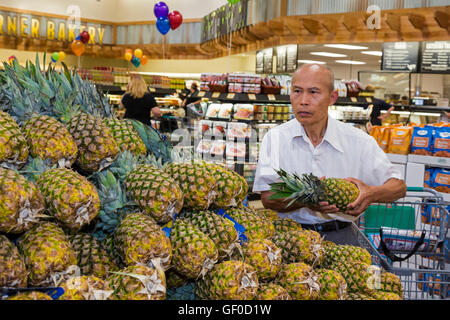 Las Vegas, Nevada - Sprossen Bauernmarkt. Das Unternehmen betreibt 230 Filialen in 13 Staaten, mit Schwerpunkt auf frische und gesunde Lebensmittel. Stockfoto