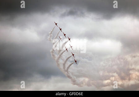 Die Kunstflugstaffel Red Arrows führen bei den Bray Air Display Irland 2016. Concorde Manöver Manöver Stockfoto