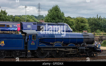 Zwei Züge - man eine restaurierte Dampflok der König Edwardian II & ein First Great Western-Diesel von einem alten HS125-Motor gezogen Stockfoto