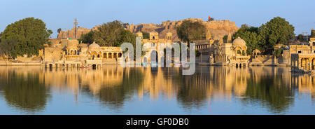 Gadi Sagar (Gadisar) See ist eines der wichtigsten touristischen Attraktionen in Jaisalmer, Rajasthan, Indien. Stockfoto