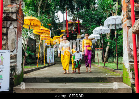 UBUD, Indonesien - 2. März: Balinesische Familie in traditioneller Kleidung während der Feier vor Nyepi (balinesische Tag der Stille) Stockfoto