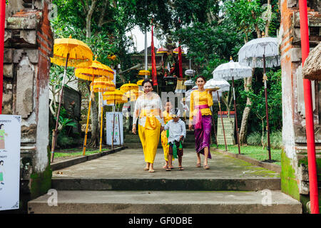 UBUD, Indonesien - 2. März: Balinesische Familie in traditioneller Kleidung während der Feier vor Nyepi (balinesische Tag der Stille) Stockfoto