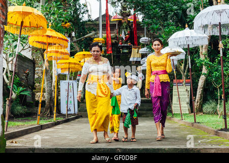 UBUD, Indonesien - 2. März: Balinesische Familie in traditioneller Kleidung während der Feier vor Nyepi (balinesische Tag der Stille) Stockfoto